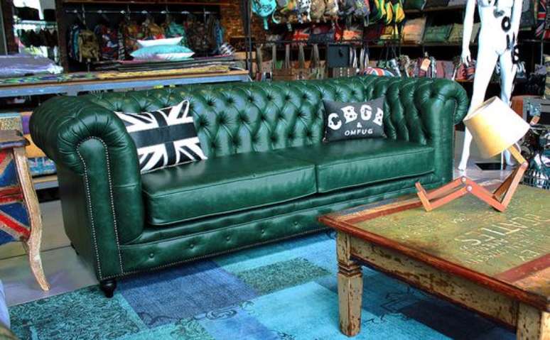 42. Sof&aacute; verde na decora&ccedil;&atilde;o moderna &ndash; Via: R Valentim