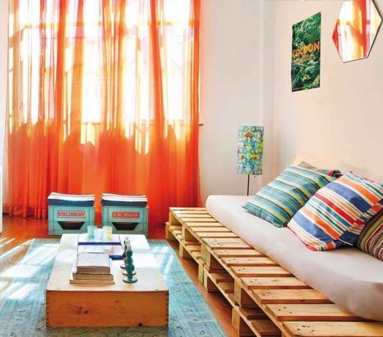 55. Utilize pallet para decorar a sala de star das casas simples. Fonte: Pinterest