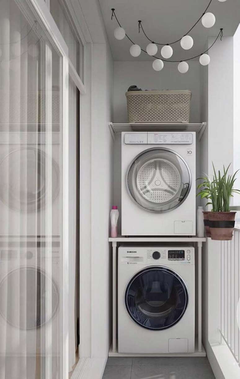 62. A varanda do seu apartamento pequeno pode se transformar em uma lavanderia funcional &ndash; Foto: Pinterest