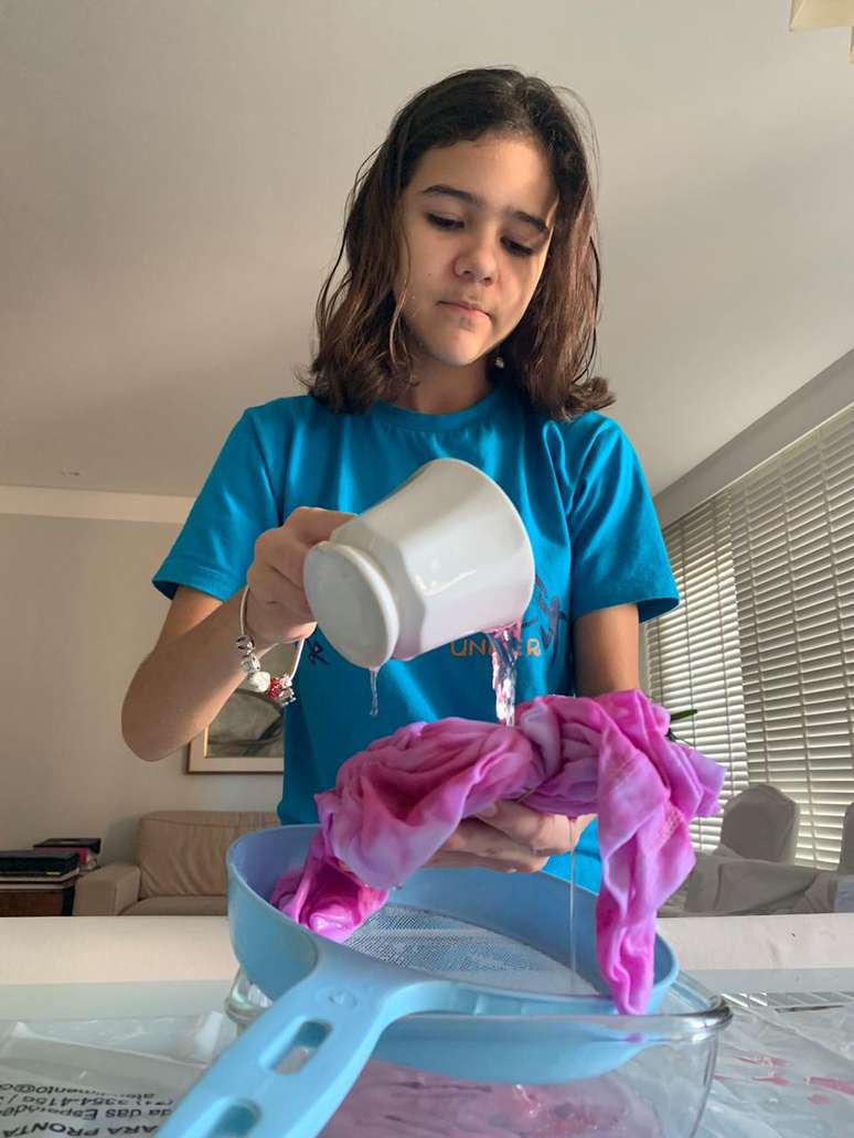 Manuela Queiroz tem apenas 12 anos e faz camisetas tie-dye em casa para vender pelo Instagram