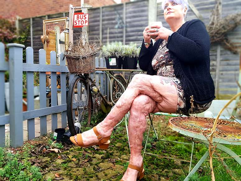 Jayne sentada em seu jardim