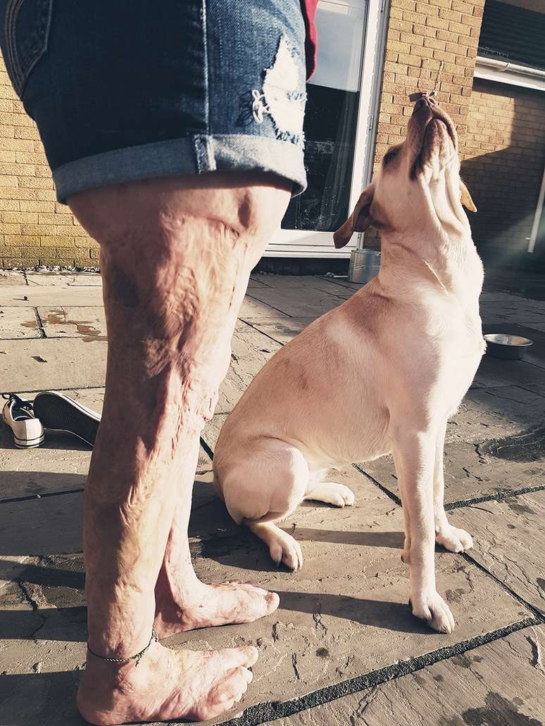 Laura brinca com seu cachorro