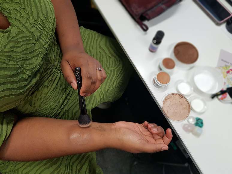 Emily tem cicatrizes de automutila&ccedil;&atilde;o