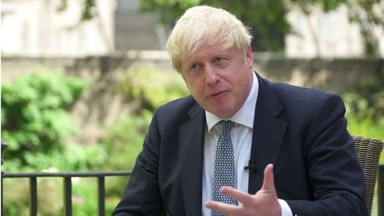 Governo Boris Johnson foi criticado por adotar confinamento tarde demais e por omissão em relação aos asilos, onde grande parte das mortes ocorreram