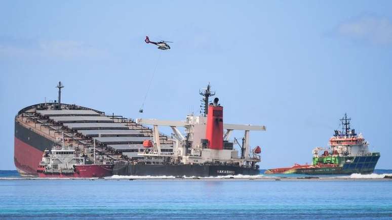 O MV Wakashio já derramou cerca de mil toneladas de petróleo no mar