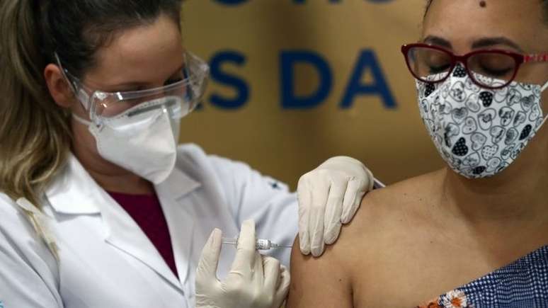 No Brasil, 9 mil profissionais de saúde participarão dos testes da vacina da Sinovac