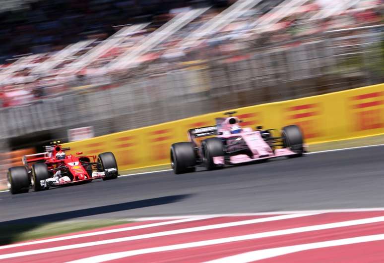 Sebastian Vettel e Sergio Pérez em disputa na pista 