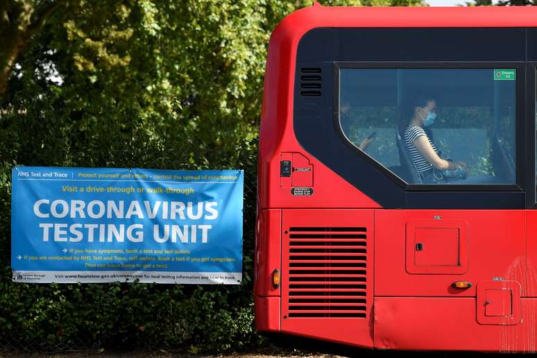 Passageira usa máscara de proteção em ônibus perto de cartas sobre centro de testagem para Covid-19 em Londres
04/08/2020 REUTERS/Toby Melville
