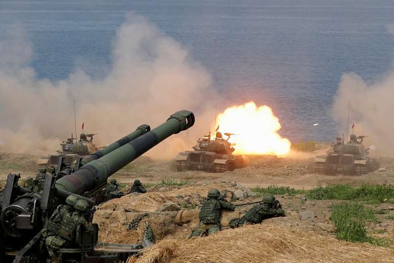 Tanque dispara durante exercício militar que simula invasão da ilha taiwaesa de Pingtung pela China 
30/05/2019 REUTERS/Tyrone Siu