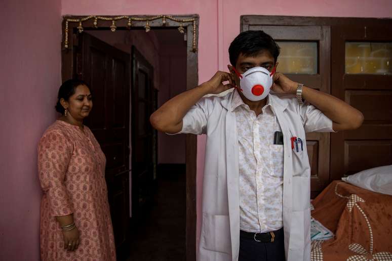 Médico indiano Kumar Gaurav põe equipamento de proteção contra coronavírus antes de ir para hospital
27/07/2020
REUTERS/Danish Siddiqui