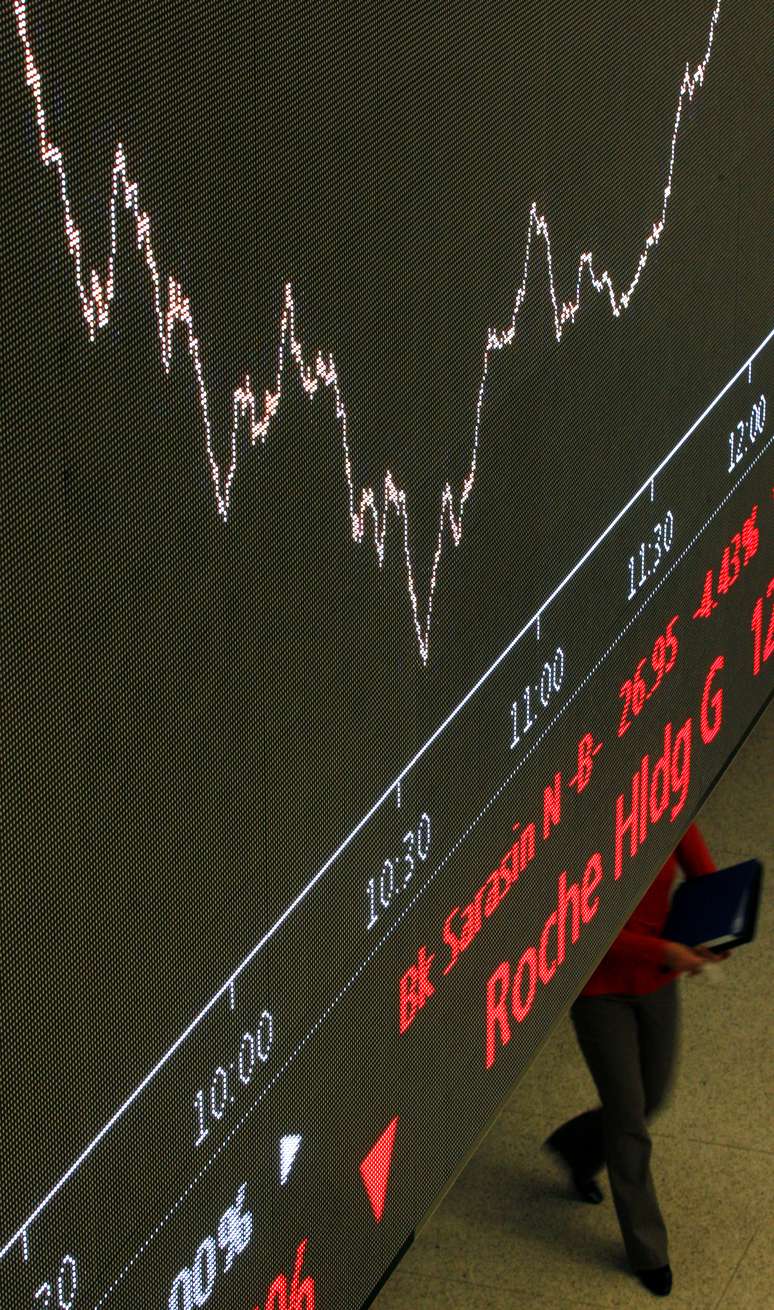 Painel com informa&ccedil;&otilde;es sobre o &iacute;ndice FTSE 100 em bolsa de Zurique. REUTERS/Christian Hartmann 