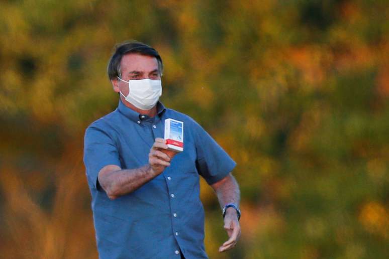 Bolsonaro segura caixa de cloroquina nos jardins do Palácio da Alvorada
23/07/2020
REUTERS/Adriano Machado