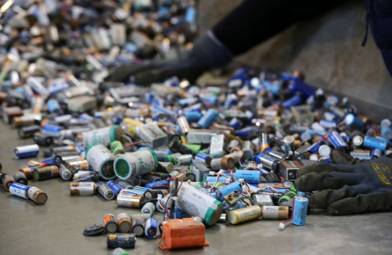 Reciclagem de baterias de íon de lítio na Alemanha.
REUTERS/Wolfgang Rattay