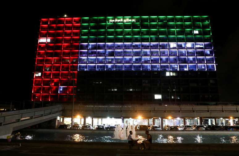 Prédio governamental em Tel Aviv iluminado com as cores das bandeiras de Israel e dos Emirados Árabes Unidos após anúncio do acordo entre os dois países
13/08/2020
REUTERS/Ammar Awad 