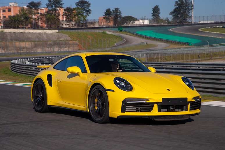 Novo Porsche 911 Turbo S acelera de 0-100 km/h em 2,7 segundos.
