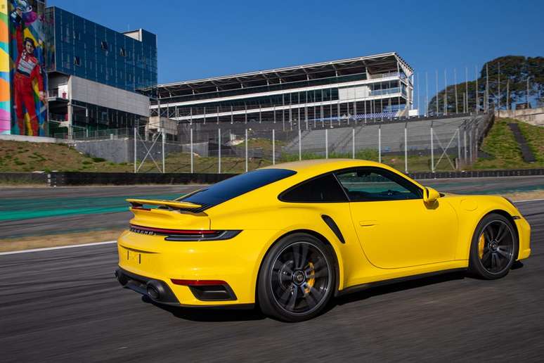 911 Turbo S se aproxima da Curva do Laranjinha, que contorna com perfeição.