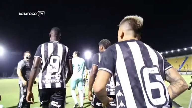 Victor Luís e Matheus Babi (Foto: Reprodução/BotafogoTV)