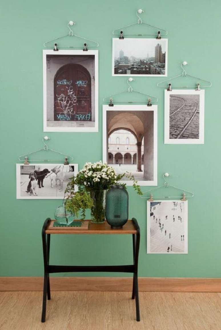 67 – Crie uma decoração descontraída utilizando cabides como quadro de fotos. Fonte: Pinterest