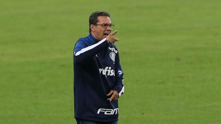 Luxemburgo orienta a equipe do Palmeiras contra o Fluminense