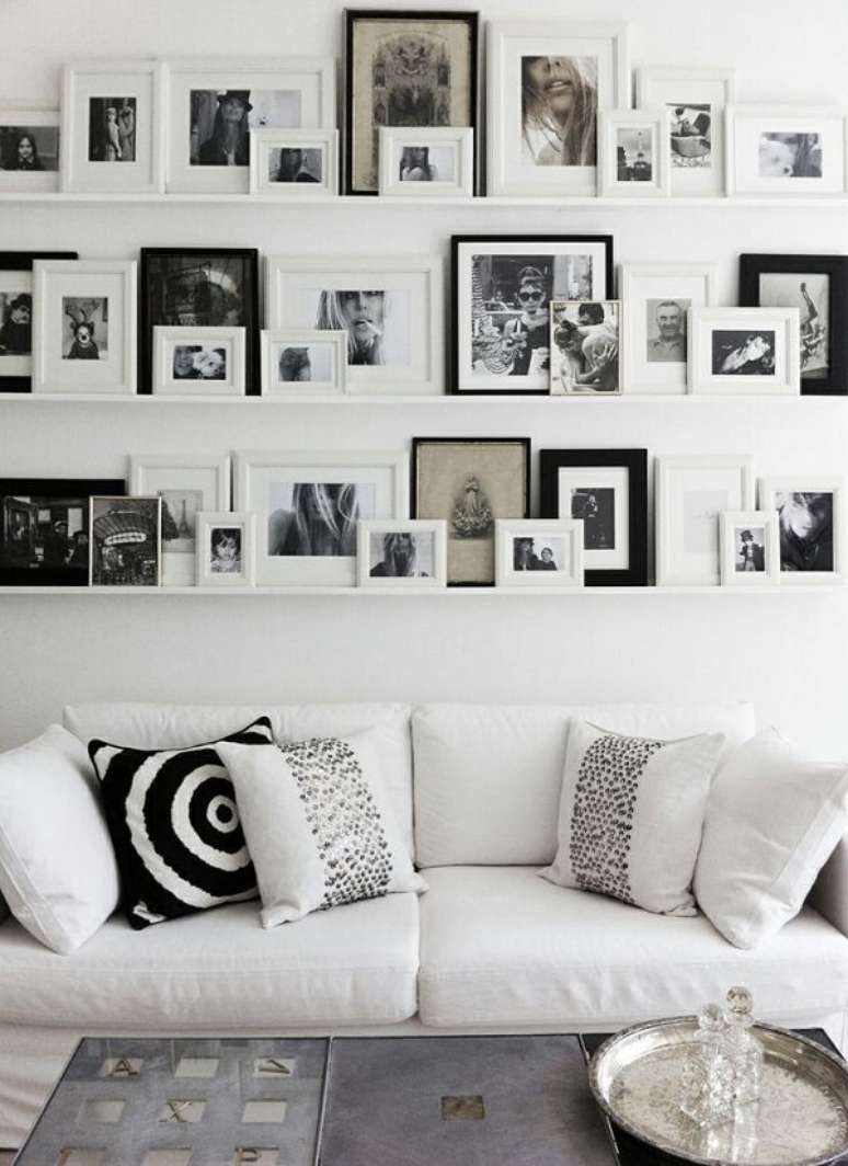 1 – Quadro de fotos em preto e branco complementam com estilo a decoração da sala de estar. Fonte: Pinterest