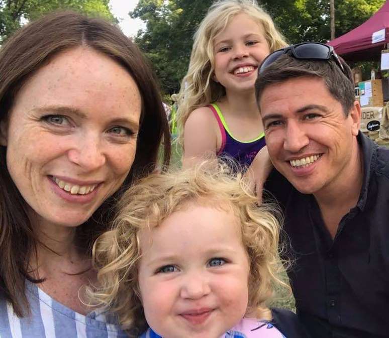 Iain com sua mulher e filhas