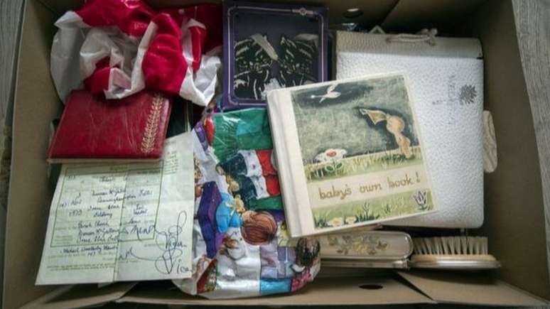 Caixa com os pertences da m&atilde;e ficou guardada em um s&oacute;t&atilde;o por 15 anos, desde que Irene morreu