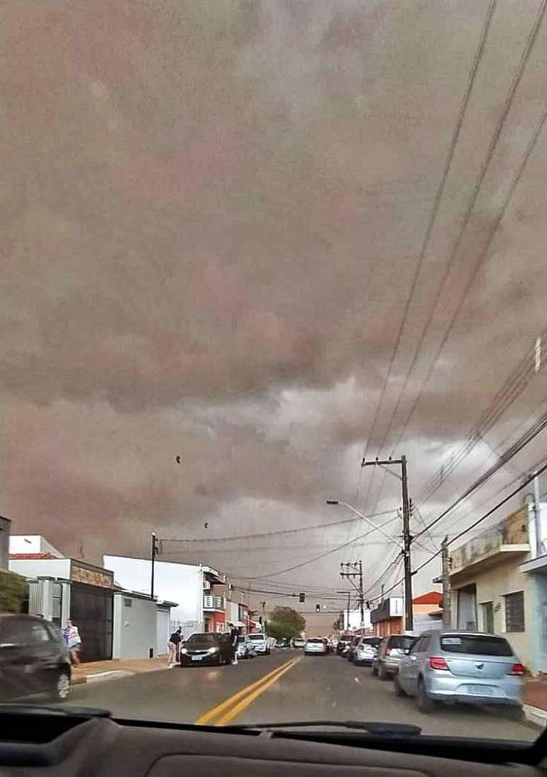 Tempestade de areia atingiu várias cidades do interior de São Paulo e provocou ventania.
