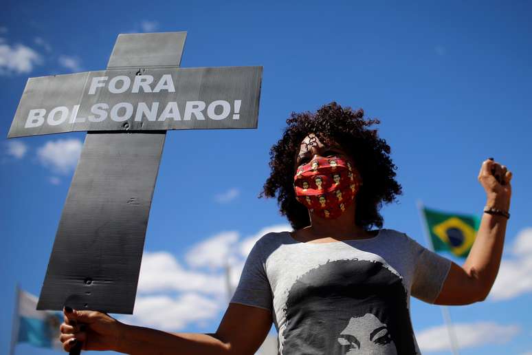 Manifestante protesta contra o presidente Jair Bolsonaro em frente ao Congresso Nacional, em Brasília
12/08/2020
REUTERS/Adriano Machado