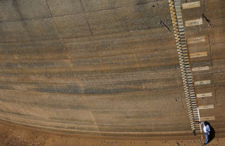 Funcionário da Sabesp na barragem de Jaguary, em Bragança Paulista, durante seca na região
31/01/2014
REUTERS/Nacho Doce