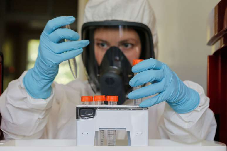 Cientista trabalha no desenvolvimento de uma vacina contra a Covid-19 em laboratório de Moscou
06/08/2020 Fundo Russo de Investimento Direto/Divulgação via REUTERS