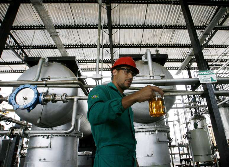 Trabalhador com amostra de biodiesel em Iraquara (BA) 
31/03/2008
REUTERS/Jamil Bittar