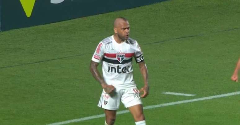 Daniel Alves marcou o gol da vitória do São Paulo - FOTO: Reprodução/Premiere