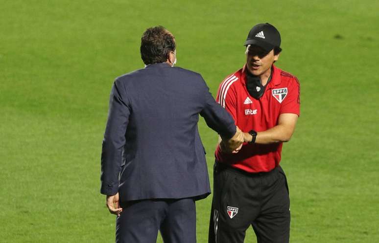 Fernando Diniz cumprimenta Rogério Ceni no Morumbi (Foto: Rubens Chiri/saopaulofc.net)