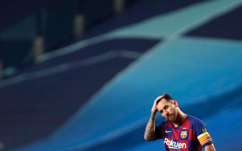 Messi é a imagem da decepção após a derrota do Barça para o Bayern por 8 a 2, na Champions(Manu Fernandez/AFP)