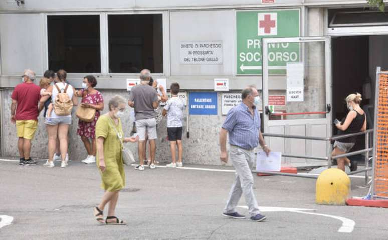 Pessoas aguardam testagem para Covid-19 no Hospital de Alzano Lombardo, norte da Itália