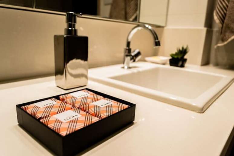 2. As bordas das cubas de sobrepor ficam aparentes sobre o gabinete para banheiro. Fonte: Vitral Arquitetura