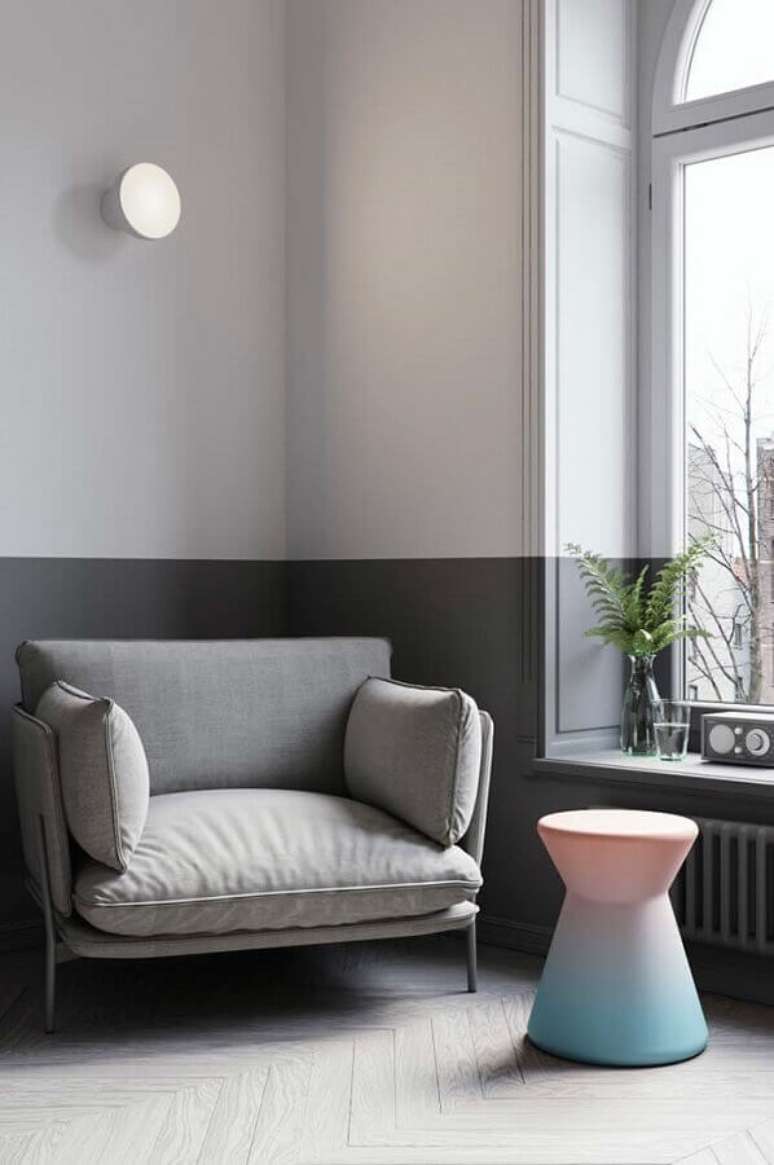17. Decoração moderna com poltrona decorativa cinza – Foto: Apartment Therapy