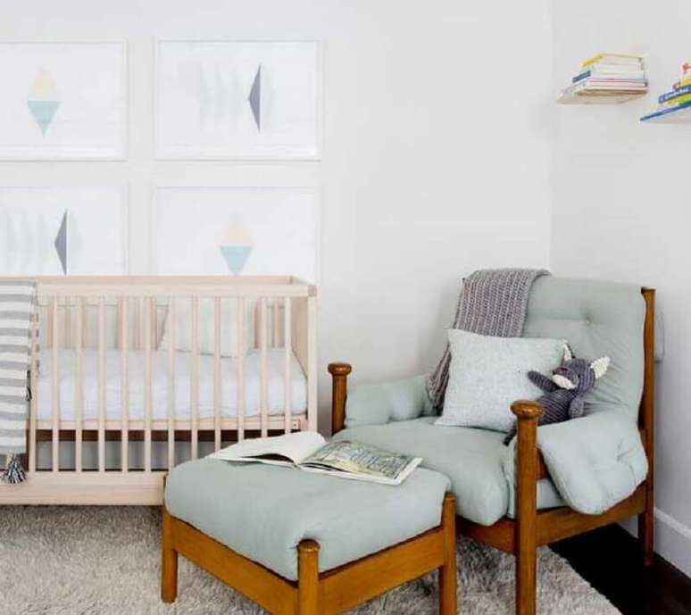 9. Decoração clean para quarto de bebê com poltrona decorativa com puff – Foto: Casa de Valentina