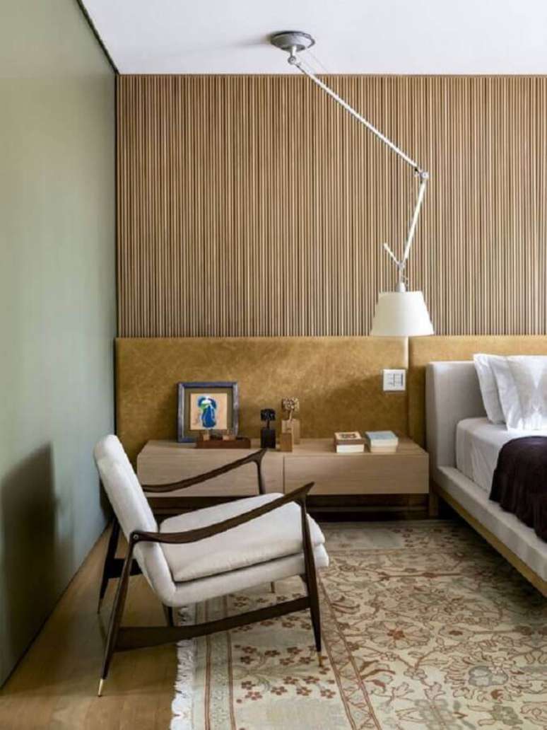 14. Poltrona decorativa de madeira com estofado branco para quarto de casal moderno – Foto: Pinterest