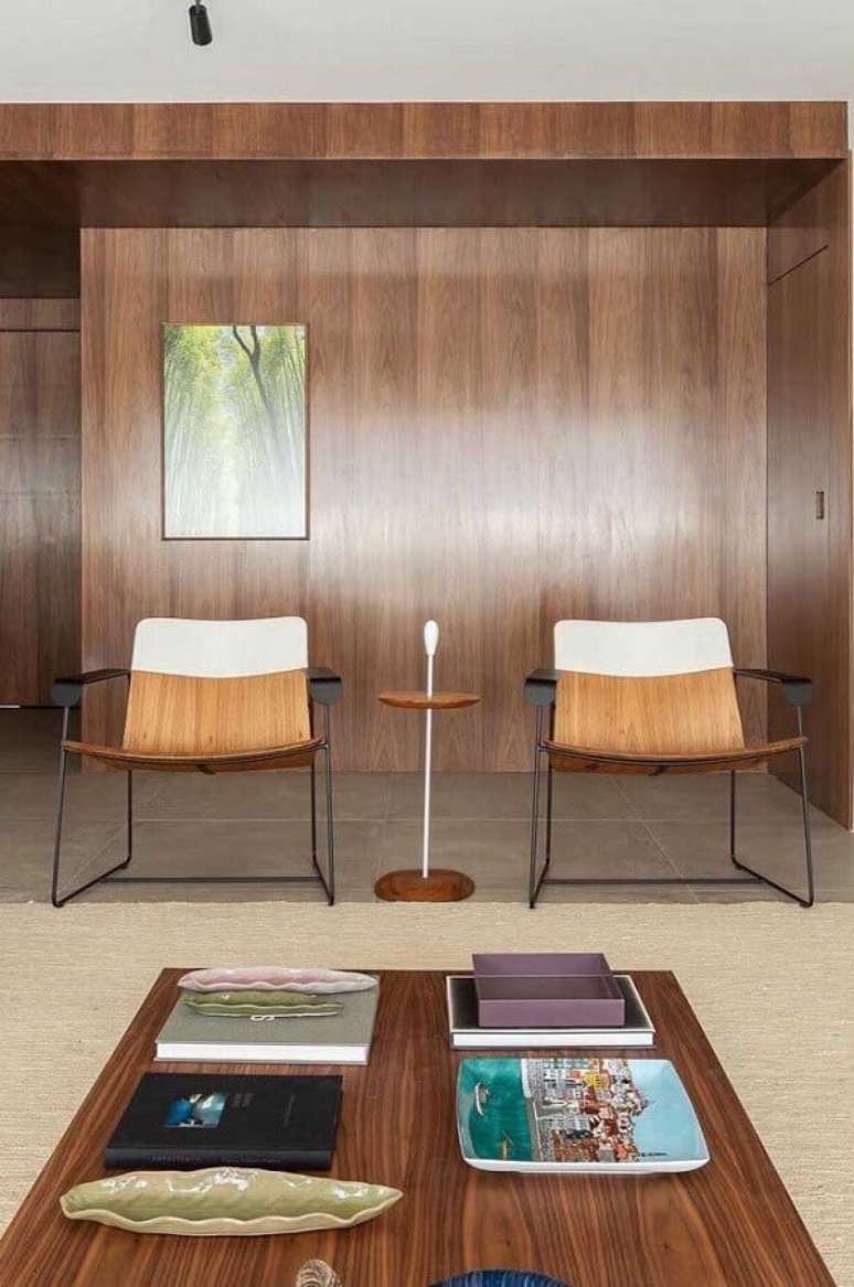 25. Design moderno de poltronas decorativas para sala com revestimento de madeira – Foto: Pinterest