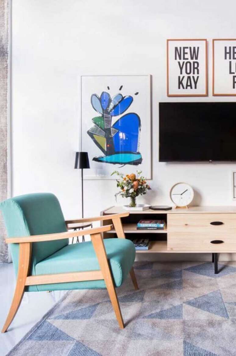 27. Sala decorada com poltrona azul de madeira – Foto: Pinterest