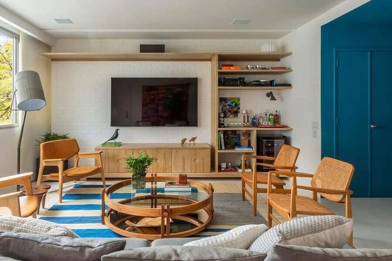 8. Decoração de sala de estar com poltronas decorativas de madeira – Foto: Adriana Valle e Patrícia Carvalho