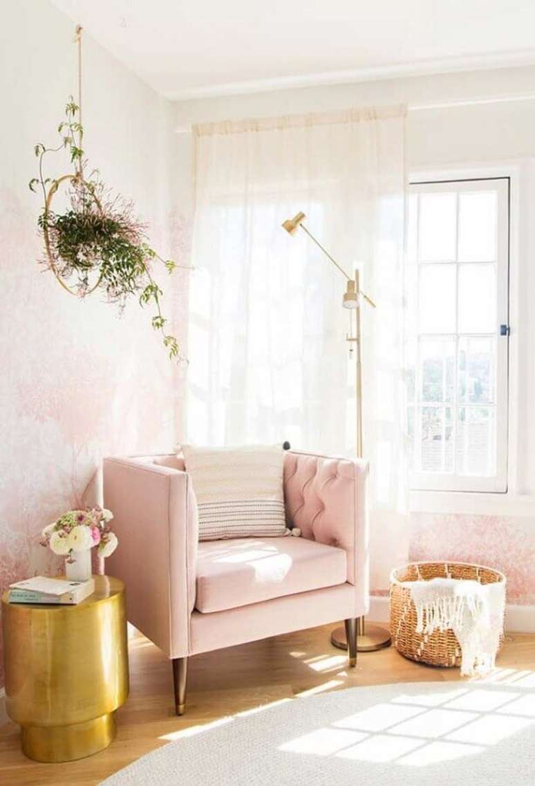 29. Decoração delicada e romântica com poltrona decorativa rosa confortável – Foto: Archilovers