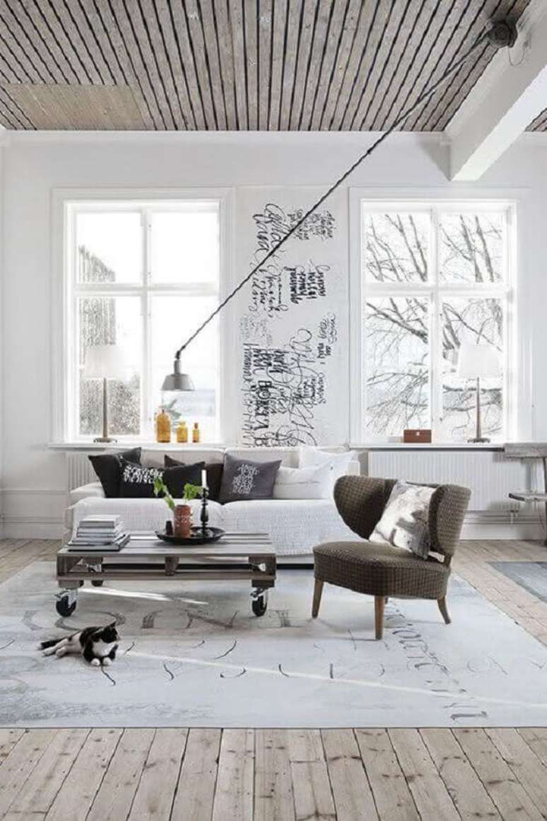 42. Decoração minimalista para sala com poltrona decorativa cinza – Foto: Archzine