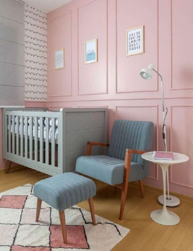13. Invista na poltrona decorativa com puff para decoração de quarto de bebê – Foto: Amis Arquitetura e Decoração