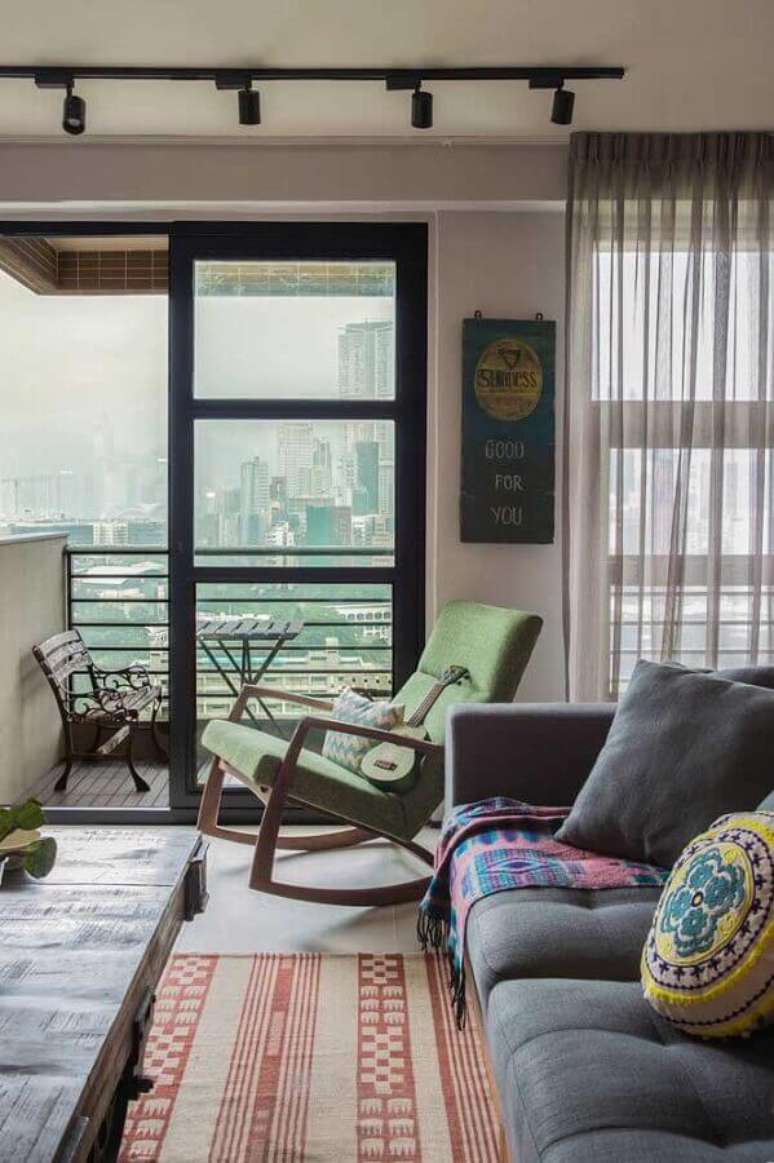 48. Sala simples decorada com sofá cinza e poltrona decorativa de balanço – Foto: Pinterest
