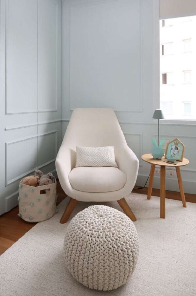 54. Lindo modelo de poltrona decorativa confortável para decoração de quarto de bebê com puff de crochê – Foto: Mariana Orsi