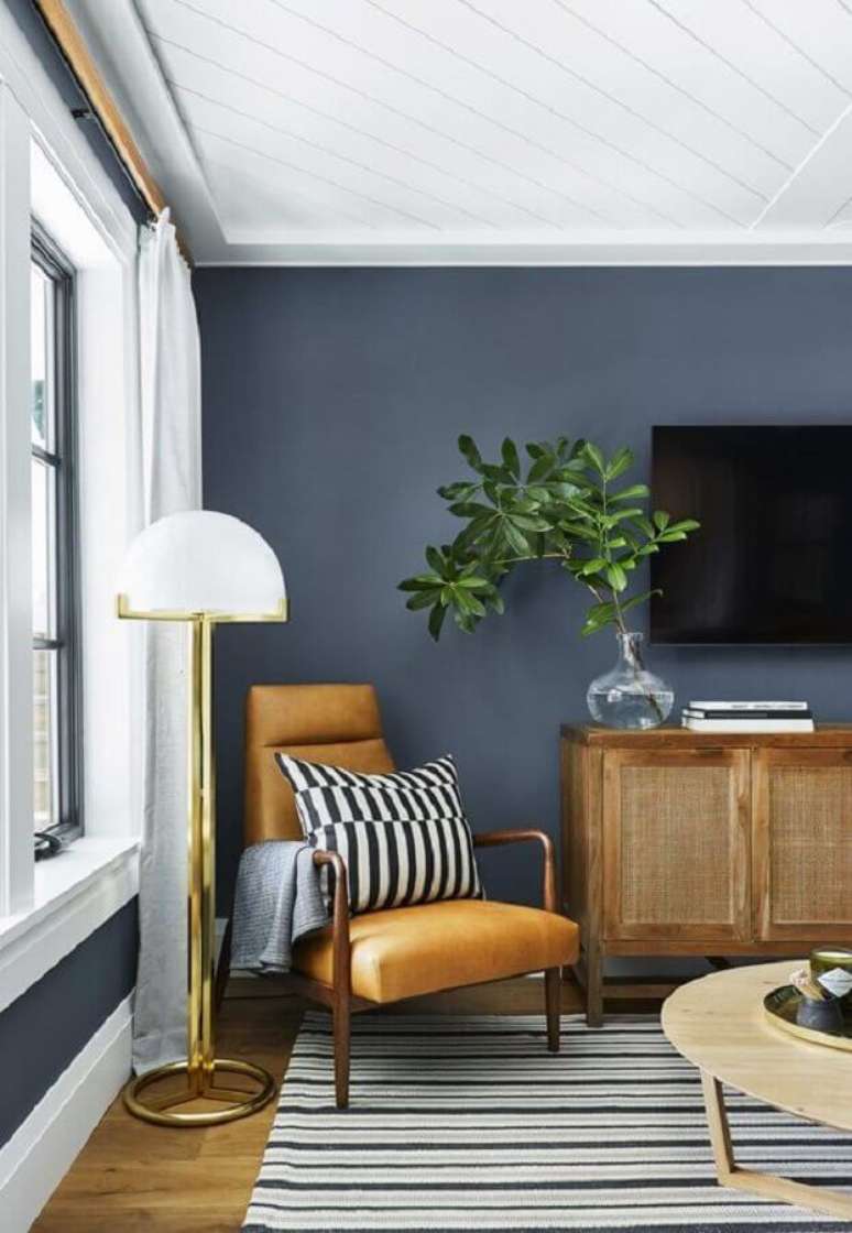 11. Sala de TV decorada com poltrona decorativa de couro e madeira – Foto: Apartment Therapy