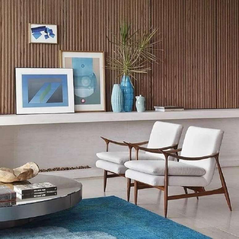 67. Poltronas decorativas de madeira com estofado branco para sala moderna e sofisticada – Foto: André Luiz e Pablo Caribé