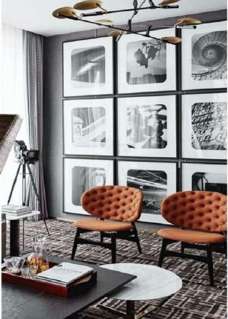 70. Poltronas decorativas para sala cinza moderna decorada com parede de quadros – Foto: Futurist Architecture